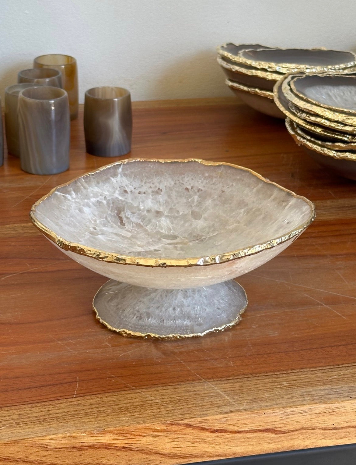 Fruteira de Ágata Branca Cristal com Pedestal Dourado
